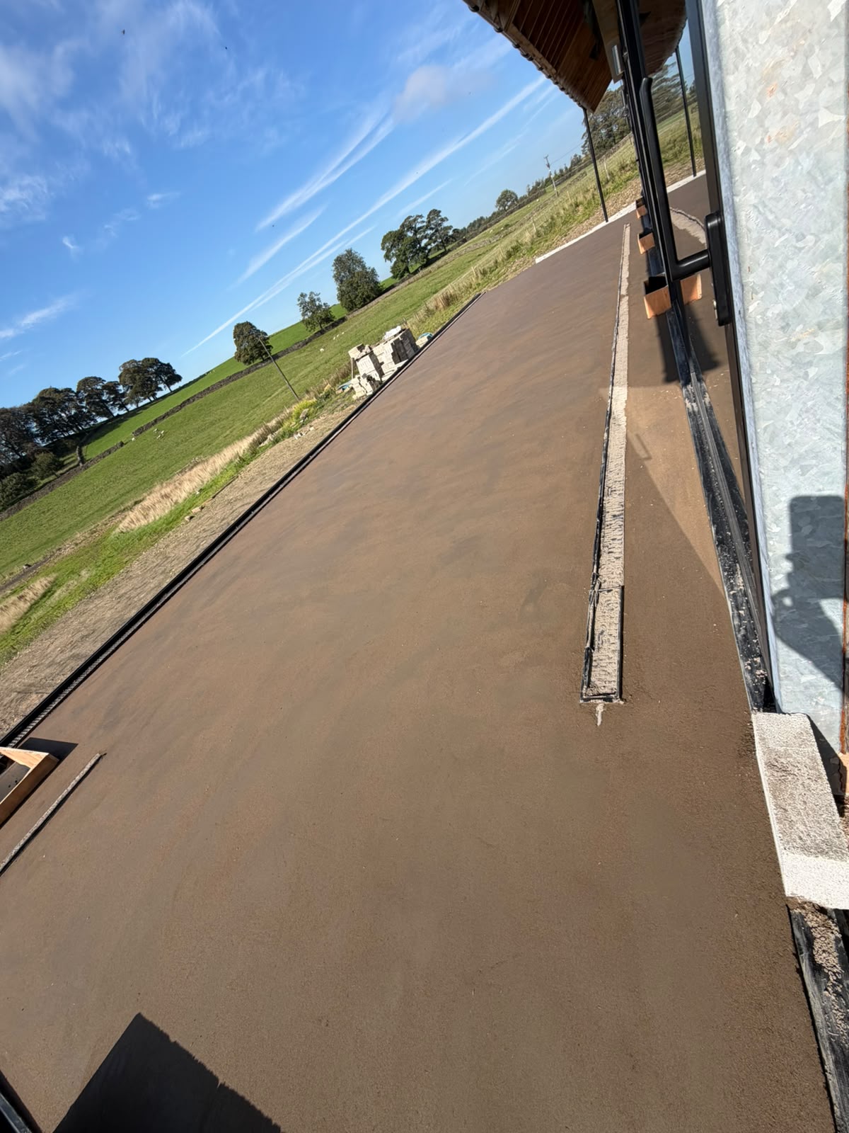 Retanol screed on the balcony falling to the drainage channel along the house wall